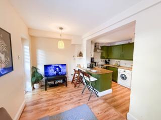 Kensington 1-Bed Flat with Private Garden near Olympia London, Earl's Court, Holland Park - 9