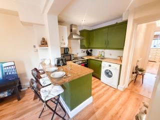 Kensington 1-Bed Flat with Private Garden near Olympia London, Earl's Court, Holland Park - 2