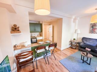 Kensington 1-Bed Flat with Private Garden near Olympia London, Earl's Court, Holland Park - 0