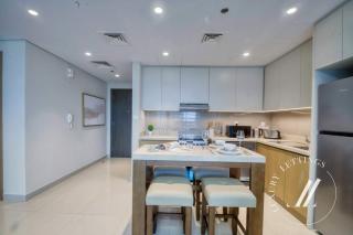 Luxury 1BR Harbour Views Tower 2 Creek Harbour Dubai - 6