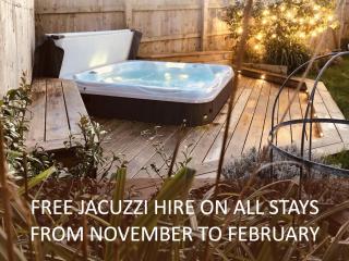 The Cuckoo's Retreat - Luxurious home with private garden & jacuzzi - 0