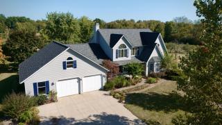 Spacious 5 bedroom 16 plus guests on 14 acres with fishing pond - 0