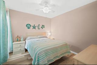 Coastal Retreat , Walk to Beach & Dining - 3