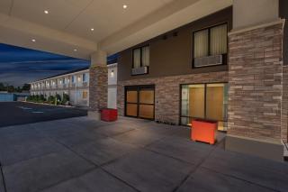 Red Roof Inn PLUS+ & Suites Malone - 5