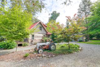 Hike, Leaf Peep and More Sleek Cabin in Weaverville - 7