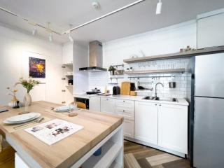Prime Chidlom 50sqm l Large Kitchen l Walk to BTS l Wifi - 9