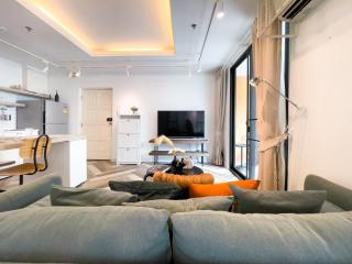 Prime Chidlom 50sqm l Large Kitchen l Walk to BTS l Wifi - 1