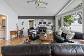 Serene Waterfront Escape On Private Lane - 6