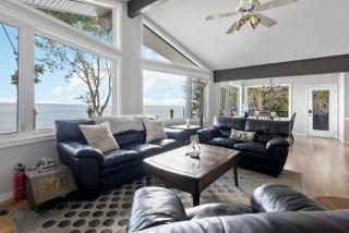 Serene Waterfront Escape On Private Lane - 3