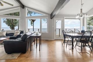 Serene Waterfront Escape On Private Lane - 1