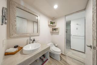 Modern 1BR w Rooftop Pool Walk to Beach and 5th Ave - 6