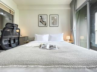 Prime Sukhumvit Living - BTS Phrom Phong - Ultra Fast WiFi - 8