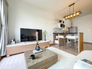 Prime Sukhumvit Living - BTS Phrom Phong - Ultra Fast WiFi - 4