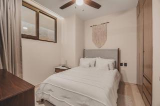 Luxe 2BR 2BA w 3 Pools Plunge Rooftop Family - 2