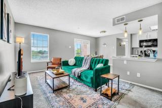 Fresh and Modern 2BR with Gym and Pool - 9