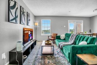 Fresh and Modern 2BR with Gym and Pool - 7