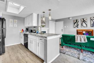 Fresh and Modern 2BR with Gym and Pool - 6