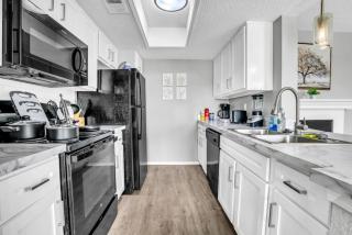 Fresh and Modern 2BR with Gym and Pool - 3