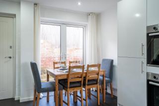 Elegant 3BR House Free Parking-Sleeps 8 - 7