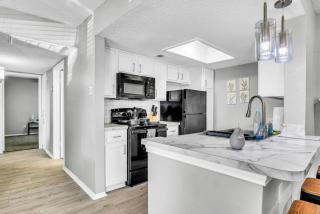 Relaxing 2BR Apartment with Pool and Gym - 6