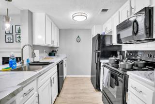 Stylish 2BR Apartment with Pool and Fitness Center - 9