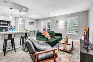 Stylish 2BR Apartment with Pool and Fitness Center - 8