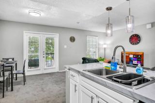 Stylish 2BR Apartment with Pool and Fitness Center - 7