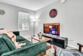 Stylish 2BR Apartment with Pool and Fitness Center - 6