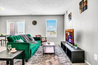 Spacious 2BR Apartment with Pool and Gym - 8