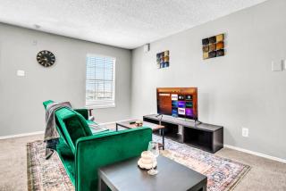 Spacious 2BR Apartment with Pool and Gym - 6