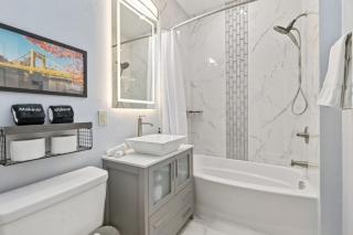 Modern King Bed Suite with Free Parking - 9