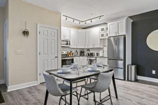 Modern King Bed Suite with Free Parking - Lawrenceville - 1