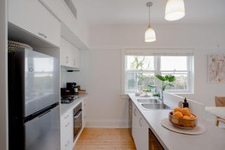 Spacious 3BR garden apartment free parking - 8