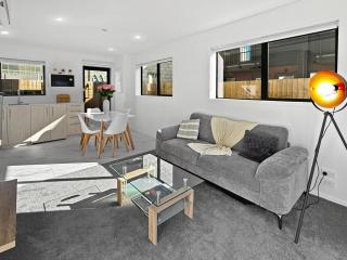 Stylish 2BR, 2BA Retreat with Yard in Christchurch - 9