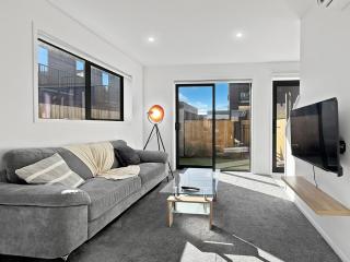 Stylish 2BR, 2BA Retreat with Yard in Christchurch - 8