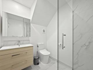 Stylish 2BR, 2BA Retreat with Yard in Christchurch - 7