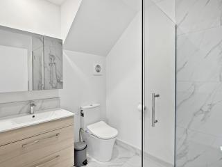 Stylish 2BR, 2BA Retreat with Yard in Christchurch - 6