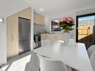 Stylish 2BR, 2BA Retreat with Yard in Christchurch - 3