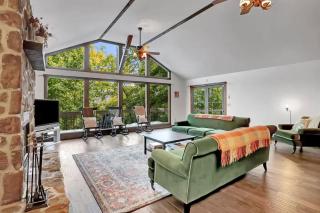 5 Bedroom Suites Hot Tub Jacuzzi Tub & Game Room - 8