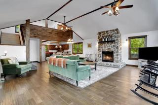 5 Bedroom Suites Hot Tub Jacuzzi Tub & Game Room - 5