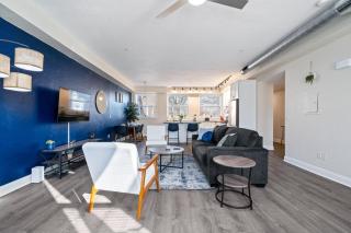 Upscale King Bed Suite with Full Workspace and Free Parking - Lawrenceville - 8