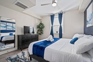 Upscale King Bed Suite with Full Workspace and Free Parking - Lawrenceville - 6