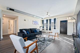 Upscale King Bed Suite with Full Workspace and Free Parking - Lawrenceville - 4