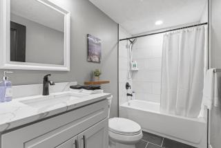 Upscale 2 Story Apartment with 8 beds and Free Parking, walkable to S Highland ave - Schenley Heights - 9