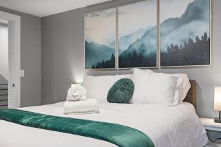 Upscale 2 Story Apartment with 8 beds and Free Parking, walkable to S Highland ave - Schenley Heights - 4