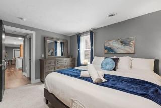 Upscale 2 Story Apartment with 8 beds and Free Parking, walkable to S Highland ave - Schenley Heights - 3