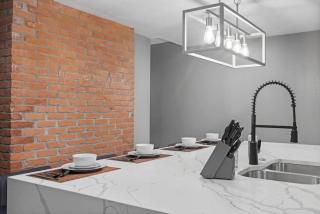 Upscale 2 Story Apartment with 8 beds and Free Parking, walkable to S Highland ave - Schenley Heights - 2