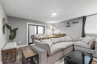 Upscale 2 Story Apartment with 8 beds and Free Parking, walkable to S Highland ave - Schenley Heights - 1