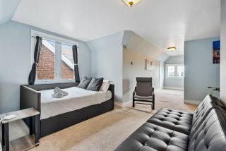 3 Story home with 10 beds and Free off street parking - 3