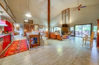 Peaceful Helotes Cabin Fire Pit, 9 Mi to Old Town - 6